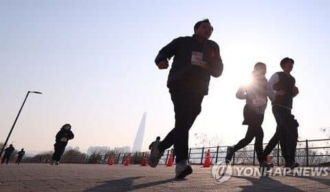 저속노화 가능할까…"젊다고 생각하며 살면 덜 늙는다"