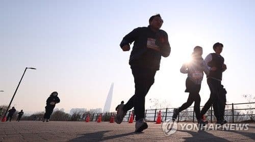 저속노화 가능할까…"젊다고 생각하며 살면 덜 늙는다"