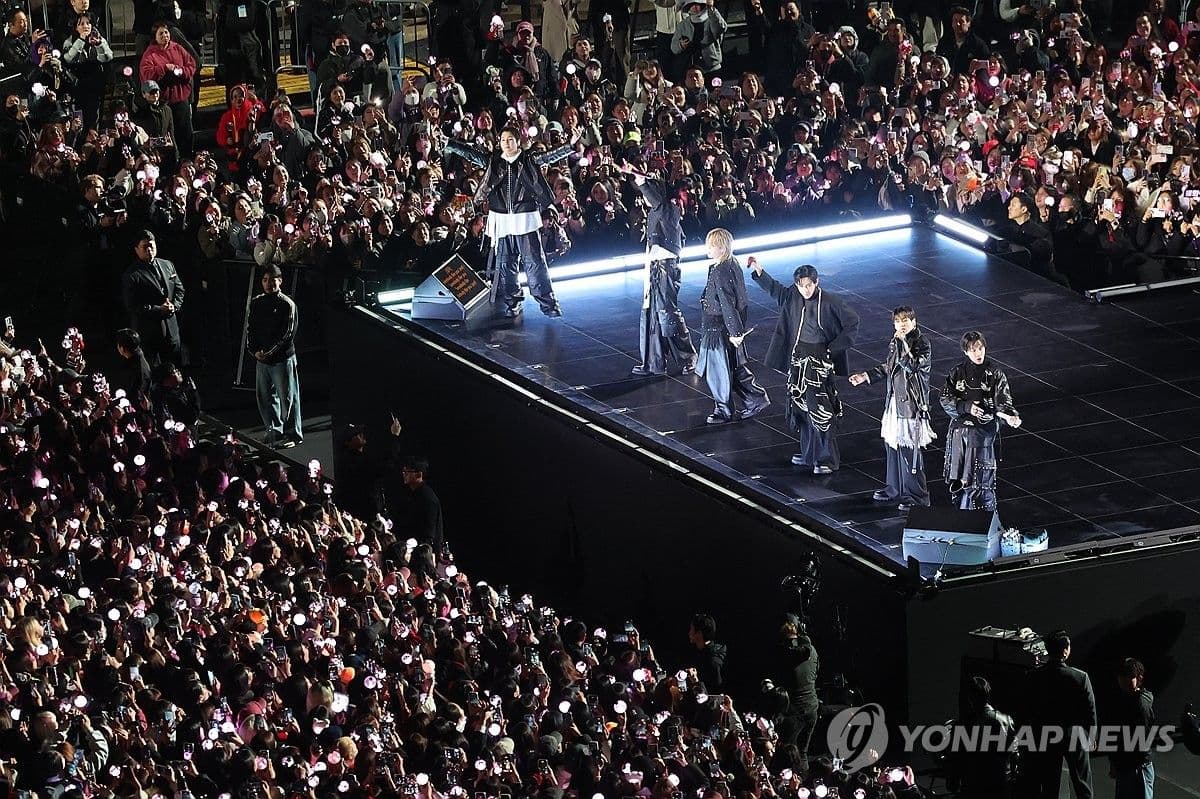 BTS, 3년 9개월 만에 완전체 컴백 — 광화문 광장을 보랏빛으로 물들이다 [포토]